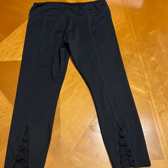 Women’s JustFab Active capri legging black medium exposed hem - Picture 4 of 8